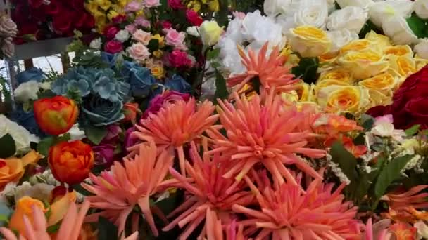 Çeşitli Renklerde Bir Dükkanda Sahte Güller Sahte Çiçekler Eşyaları Dekorasyon — Stok video