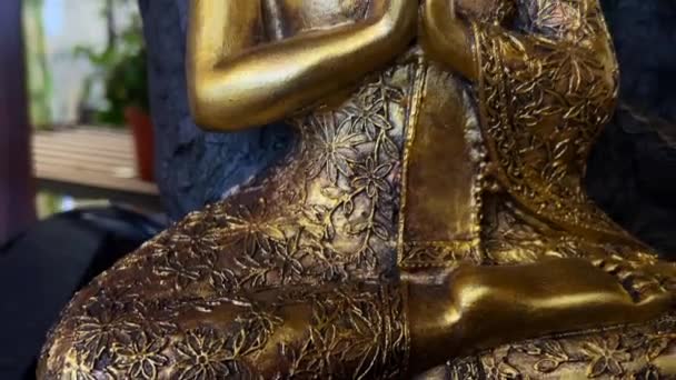 Close Tiro Estátua Decorativa Casa Dourada Figura Buda Religiosa Posição — Vídeo de Stock
