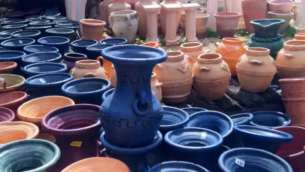 Panoramica Molti Vasi Giardino Terracotta Colorata Giardino Decorazioni All Aperto — Video Stock