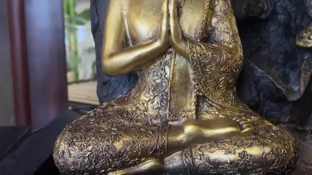 Közeli Lövés Arany Otthon Dekoratív Szobor Vallási Buddha Alak Meditatív — Stock videók