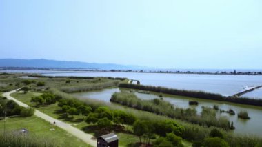 İtalyan kenar mahallelerinden taşra yolu ve göl kıyısından insansız hava aracı atışı. Nature 4k drone video, kırsal alan, şehir banliyöleri