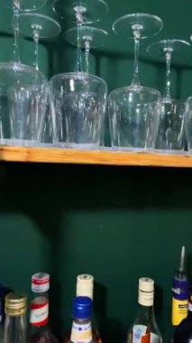 Cagliari, Sardinya, İtalya: 20 Mayıs 2024: Bir bar restoranının arka tezgahının panoramik manzarası ve çok sayıda ünlü alkol markası bulunuyor. İçkiler, gece hayatı, restoranlar.