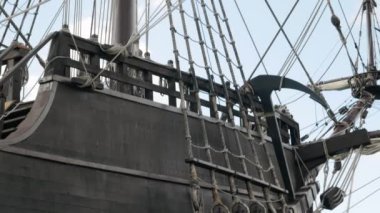 Cagliari, Sardinya, İtalya: 20 Haziran 2024: 18. Yüzyıl İspanyol yelkenli gemisi Andalucia, tarihi üreme, gözcü direği ve ip merdiveni. Tarihi çoğaltma gemisi