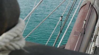 18. yüzyıldan kalma bir İspanyol yelkenli gemisinin güvertesinden bir şehrin kıyılarına bakan yay direğinden. İspanyol tarihi gemisi, deniz yaşamı ve seyrüsefer