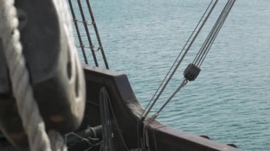 18. yüzyıl ahşap yelkenli güvertesi vurularak Akdeniz 'e tepeden bakan balya. Tarihsel İspanyol yelkenli gemisi, navigasyon ve keşif, korsan gemisi
