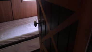 18. yüzyıldan kalma yataklı ve lazımlıklı bir İspanyol yelkenli gemisinin subay odası manzarası. İspanyol yelkenli gemi ve deniz yaşamının tarihsel yeniden inşası.