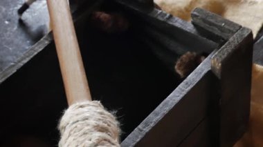 18. yüzyılda geminin güvertesinin altında top gülleleri ve top mermileriyle bir İspanyol yelkenli gemisinin donanım çekimi vardı. İspanyol yelkenli gemi savaş ekipmanları
