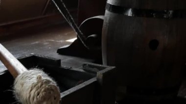 18. yüzyıl yelkenli top teçhizatı. Wick, gülle ve barut fıçısı. Donanma savaş ekipmanları