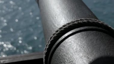 18. yüzyıldan kalma bir yelkenli gemisinin güvertesinin altında kapağı denize bakan korsan toplarını kapatın. Donanma korsanları savaş ekipmanları