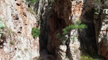 Sardunya İtalya 'daki Gola di Cioffus kaya oluşumundan geçen insansız hava aracı atışı. Avrupa Dağ ve Kanyon Düzeni