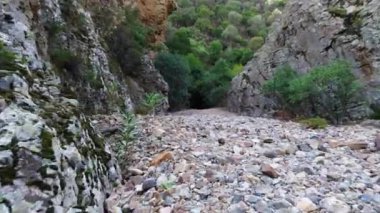 Sardinya İtalya 'daki kurumuş bir nehir yatağının insansız hava aracı görüntüleri. 4k drone video iklim değişikliği ve doğa