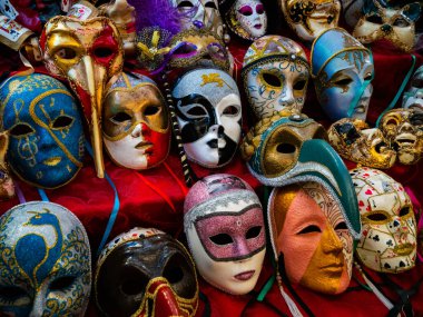 İtalya 'da çeşitli tipik Venedik maskeleri ve karmaşık dekorasyonları olan bir dükkan. Sanat ve kültür İtalyan Karnavalı