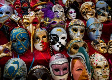 İtalya 'da çeşitli tipik Venedik maskeleri ve karmaşık dekorasyonları olan bir dükkan. Sanat ve kültür İtalyan Karnavalı