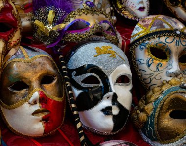 İtalya 'da tipik Venedik maskeleri ve karmaşık dekorasyonları olan bir dükkan. Sanat ve kültür İtalyan Karnavalı