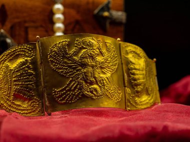 Roma kartal süslemeli antik Roma altın bileziğinin yakın çekim kopyası. Eski mücevherlerin hazineleri ve kopyaları.