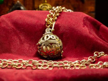 Pomander veya Pomme D 'Ambre Sergisi, Ortaçağ Kokulu Ambergris Object. Tarihi Parfüm ve Güzellik Aksesuarları
