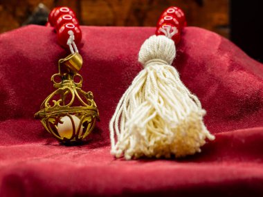 Pomander veya Pomme D 'Ambre Sergisi, Ortaçağ Kokulu Ambergris Object. Tarihi Parfüm ve Güzellik Aksesuarları