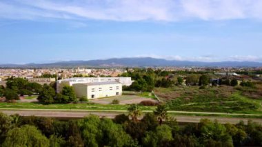 4k drone, şehir parkının panoramik bir görüntüsünü okul ve büyük yeşil çimlerin yanyana kayarak çekiyordu. İnsansız hava aracı videosu şehri ve doğayı parkediyor
