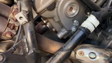 Cagliari, Sardinya, İtalya 09-10-2024: bir garajda eski ve tozlu bir klasik motosiklet KTM 'nin iç parçaları ve motorunun yakın çekimi. Yaşam tarzları, motosikletçiler tamirat ve bakım