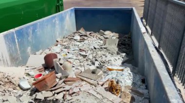 Moloz, seramik ve döşeme kiremitlerinin atıldığı bir yer. Video oluşturma ve imha atığı yok etme