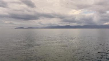 Ufukta kötü hava görünen bulutlu deniz manzarası. İklim ve hava koşulları