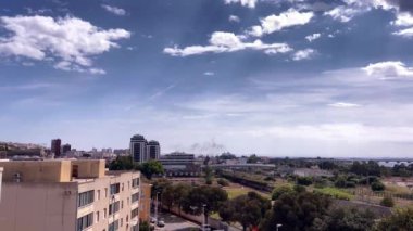 Ufuktaki bir gemi, küçük bir sahil kasabasının limanında siyah duman yayar. Hava kirliliği ve iklim krizi