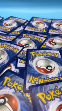 Cagliari Sardinia İtalya 10 10 10 2024 video ve mavi arka planda pokemon kartları, Kart oyunu konsepti