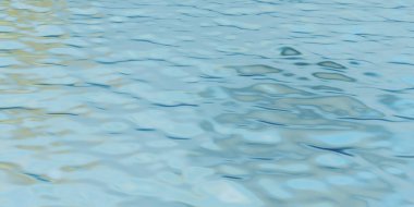 Su yüzeyinin üzerindeki su yüzeyi dalgalanmaları güneş ışığını yansıtıyor.