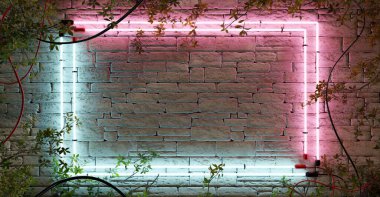 Kare neon tabelalı tuğla duvar ve ateş tabelalı çerçeve duvardaki neon ışıklı çerçeve tuğla duvardaki lazer ışıklı lazer ışığı eski arkaplan fotokopi alanı 3d illüstrasyon