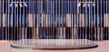 Perdeleri ve sahne ışıkları olan sahne gösterisi odası tiyatrosu sahne ışıkları şablonu ile yükseltildi.