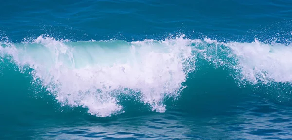 Háttér Óceán Hullámok Összeomlik Strandon Vízhullámok Hullámzó Spray Víz Splash — Stock Fotó