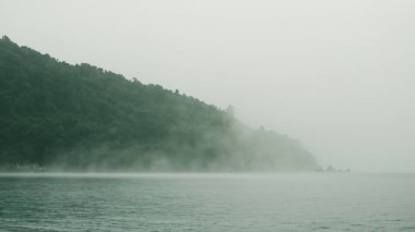 Deniz tepeleri ve kumlar sisle kaplıdır ve korkunç gizemli okyanus ve dağlarla turistlerin ilgisini çeker.