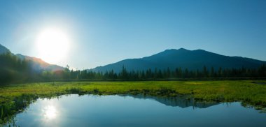 Kırsal Göl Dağları Panorama Manzarası Güneşin parladığı akşam manzarası