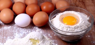 Hamur hamuru malzemelerini ahşap masada yapmak ev yapımı ekmeği en üstte pişirmek arka plan fotokopi alanı içerikleri ev yapımı 3 boyutlu resimleme için