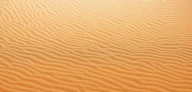 Çölün kumlu arka plan manzarası rüzgarla savrulan kum kırışıklıkları