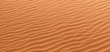 Çölün kumlu arka plan manzarası rüzgarla savrulan kum kırışıklıkları