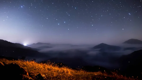 Горы Ночью Охлаждение Горной Вершины Наполненной Дымом Звездами — стоковое фото