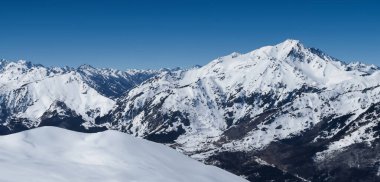 Karlı dağların manzarası Soğuk dağlar ve ufuk çizgisi karla kaplı zirveler Everest Dağı