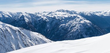 Karlı dağların manzarası Soğuk dağlar ve ufuk çizgisi karla kaplı zirveler Everest Dağı