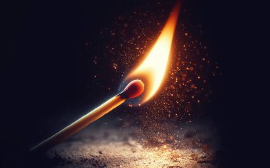 Kibrit çöpü karanlıkta, kıvılcımlar, siyah arka plan