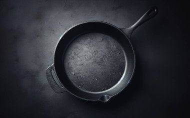 Siyah arkaplana yerleştirilmiş boş tava Düz tava