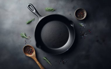 Siyah arkaplana yerleştirilmiş boş tava Düz tava