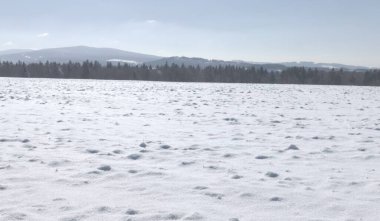 Kar manzarası, kış, karla kaplı geniş alan, doğa manzarası, manzara, gökyüzü, dağ, üç boyutlu illüstrasyon