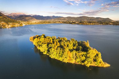 Pusiano Gölü ve Isola dei Cipressi 'nin havadan görünüşü, Como, Lombardy, İtalya. 