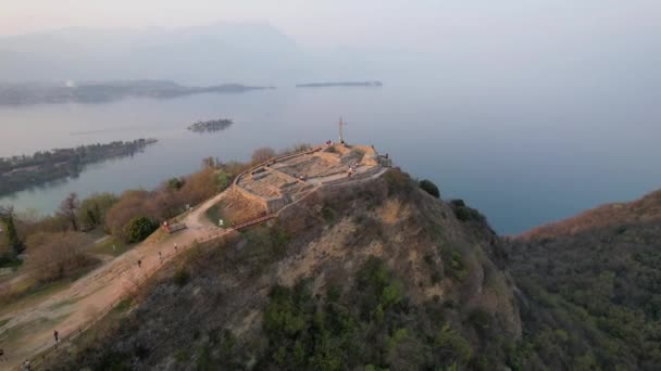 Vista Aérea Del Lago Rocca Manerba Garda Italia — Vídeos de Stock