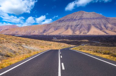 Lanzarote, Kanarya Adası, İspanya 'daki lav tarlalarından geçen sonsuz yol..