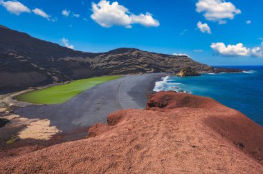Charco de Los Clicos 'un panoramik manzarası Charco Verde yeşil gölü, El Golfo, Lanzarote, İspanya. 