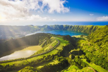 Miradouro da Grota do Inferno bakış açısı yakınlarındaki Sete Cidades manzarası, Sao Miguel Adası, Azores, Portekiz. 