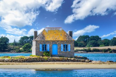 Etel Nehri 'ndeki küçük bir adada eski bir balıkçı evi, Ile de Saint-Cado, Brittany, Fransa. 