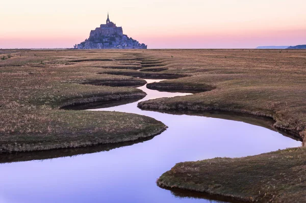 法国北部诺曼底 诺曼底 诺曼底 法国北部 诺曼底 著名的历史名山圣米歇尔潮汐岛 在蓝色的时刻 前景一片光明 有着蛇的河流 — 图库照片